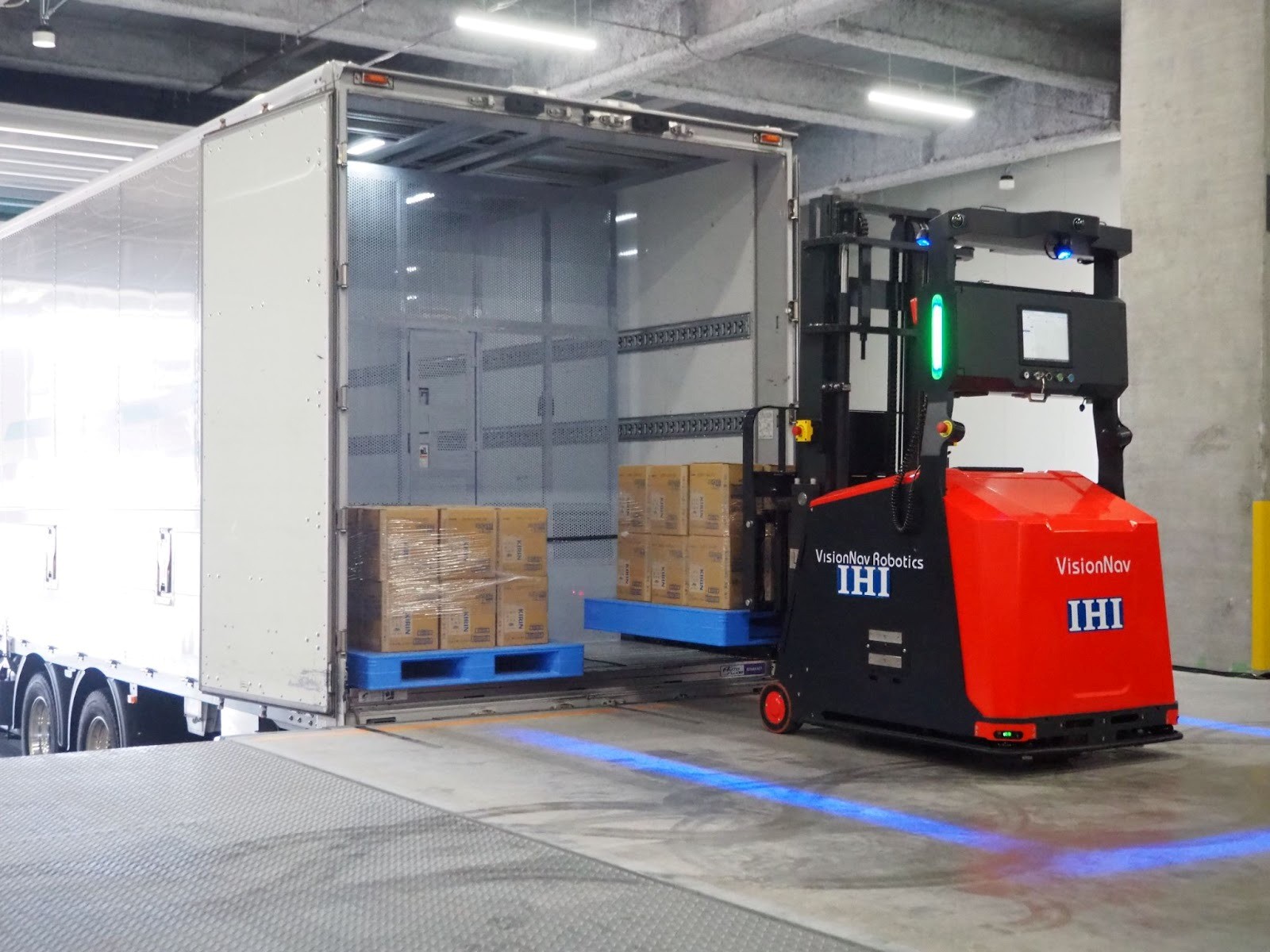 無人フォークリフトがトラックに荷物を積み込む（29日）