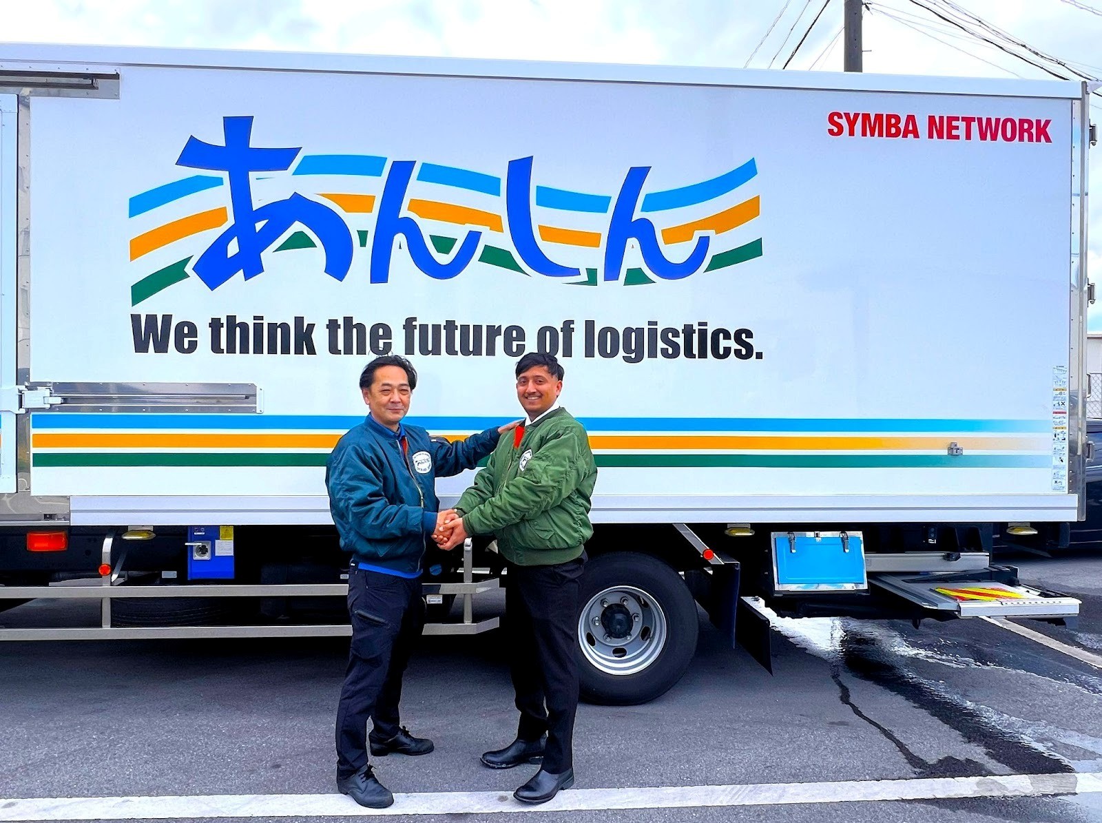 あんしんキンザー営業所の友利センター長㊧とネパール国籍のラヲル氏