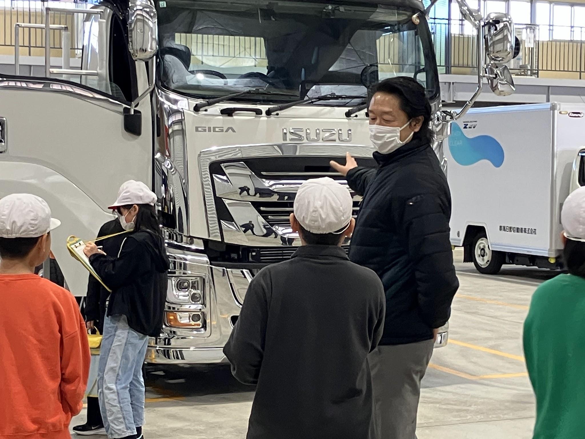 トラックについて積極的に質問をしたり、メモを取ったりする児童