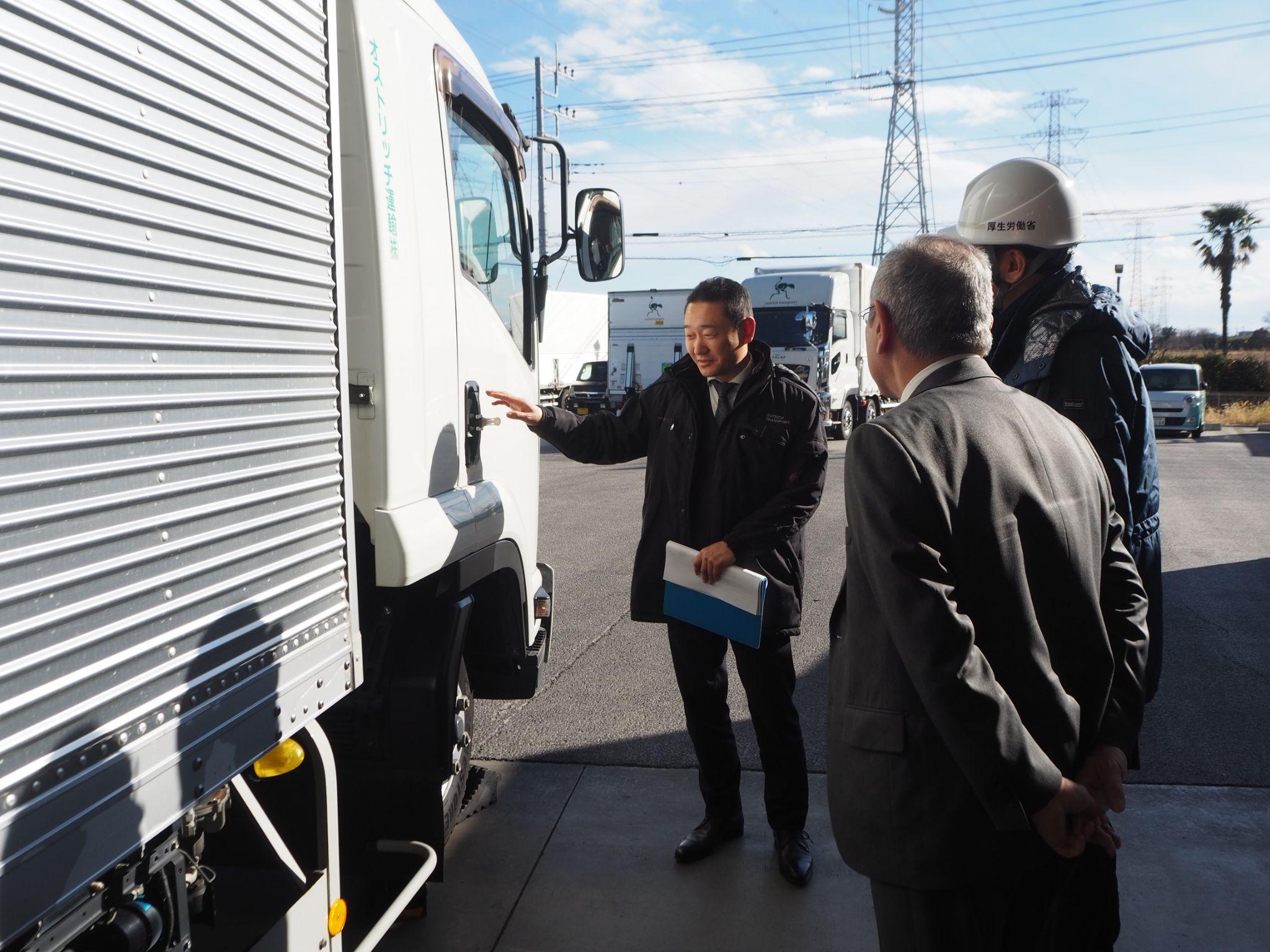 輪留めの工夫を紹介する永嶋社長（左端）