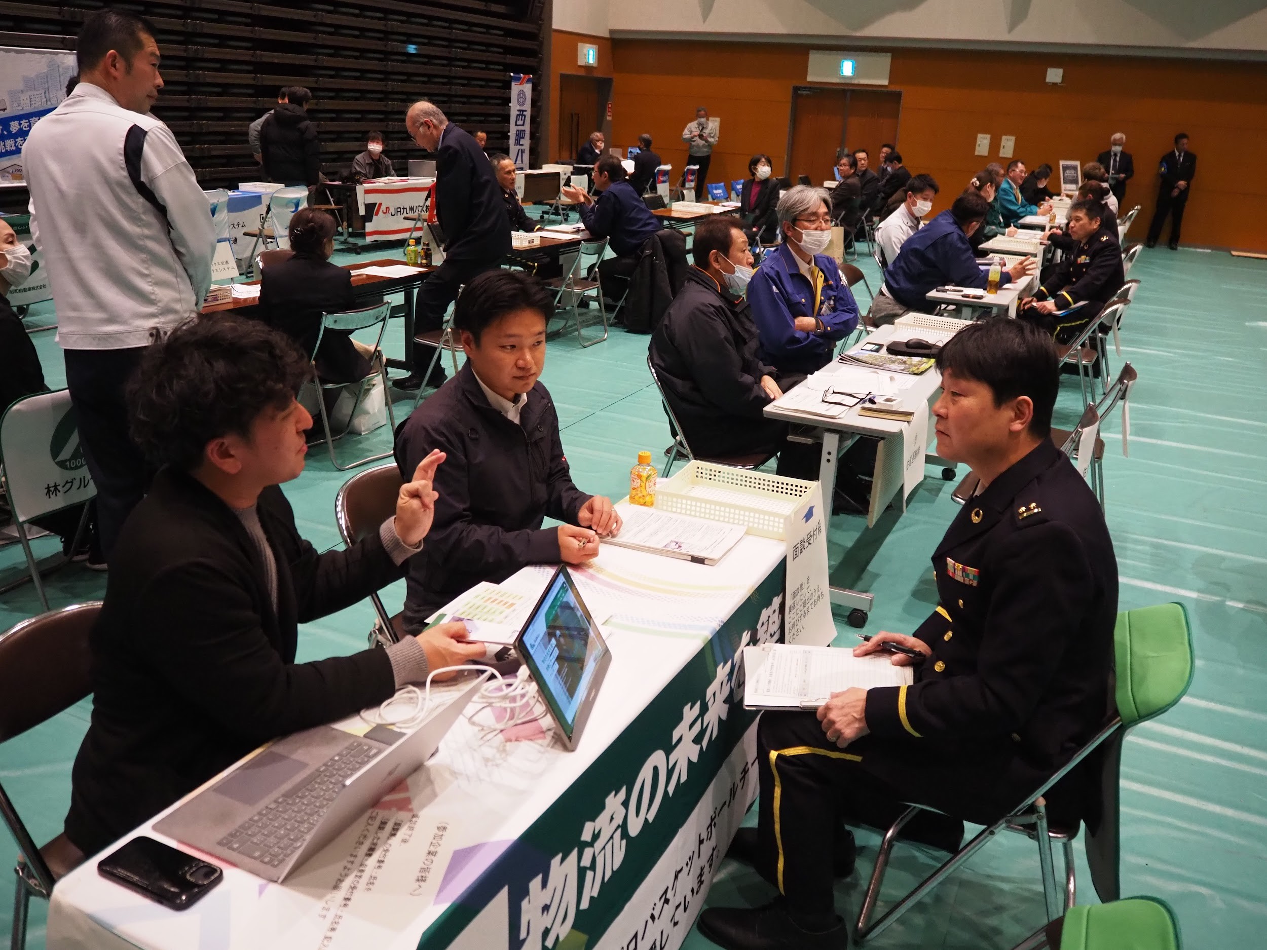 個別面談で会社概要を紹介