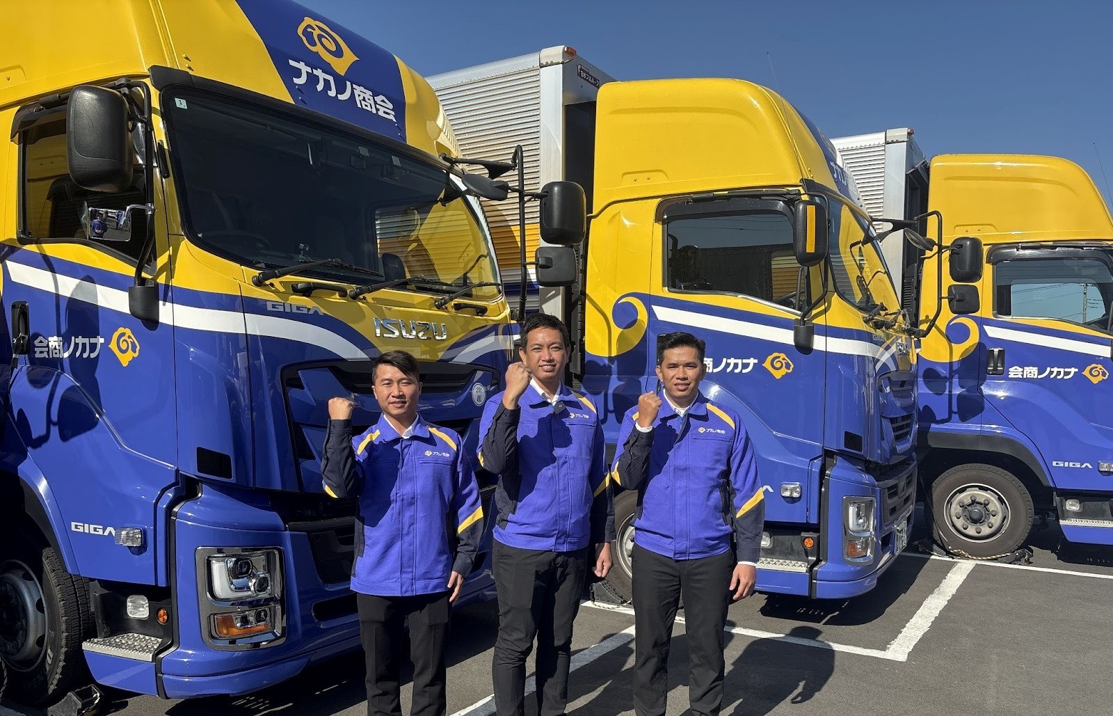 トラックを背に（左から）タインさん、トゥエンさん、ファットさん