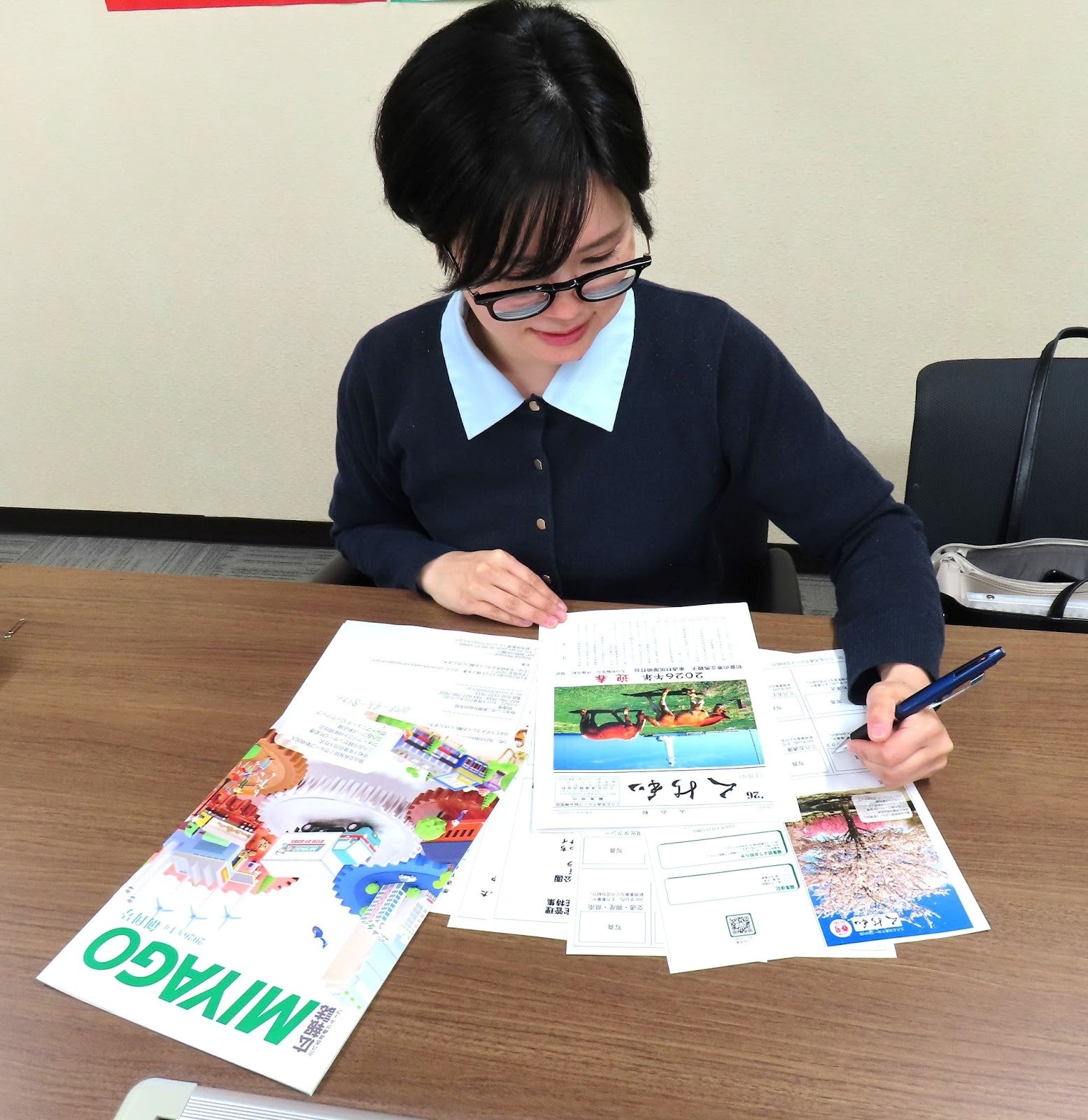 社内報「人の和」の制作に取り組む広報チームの槻ノ木澤係長