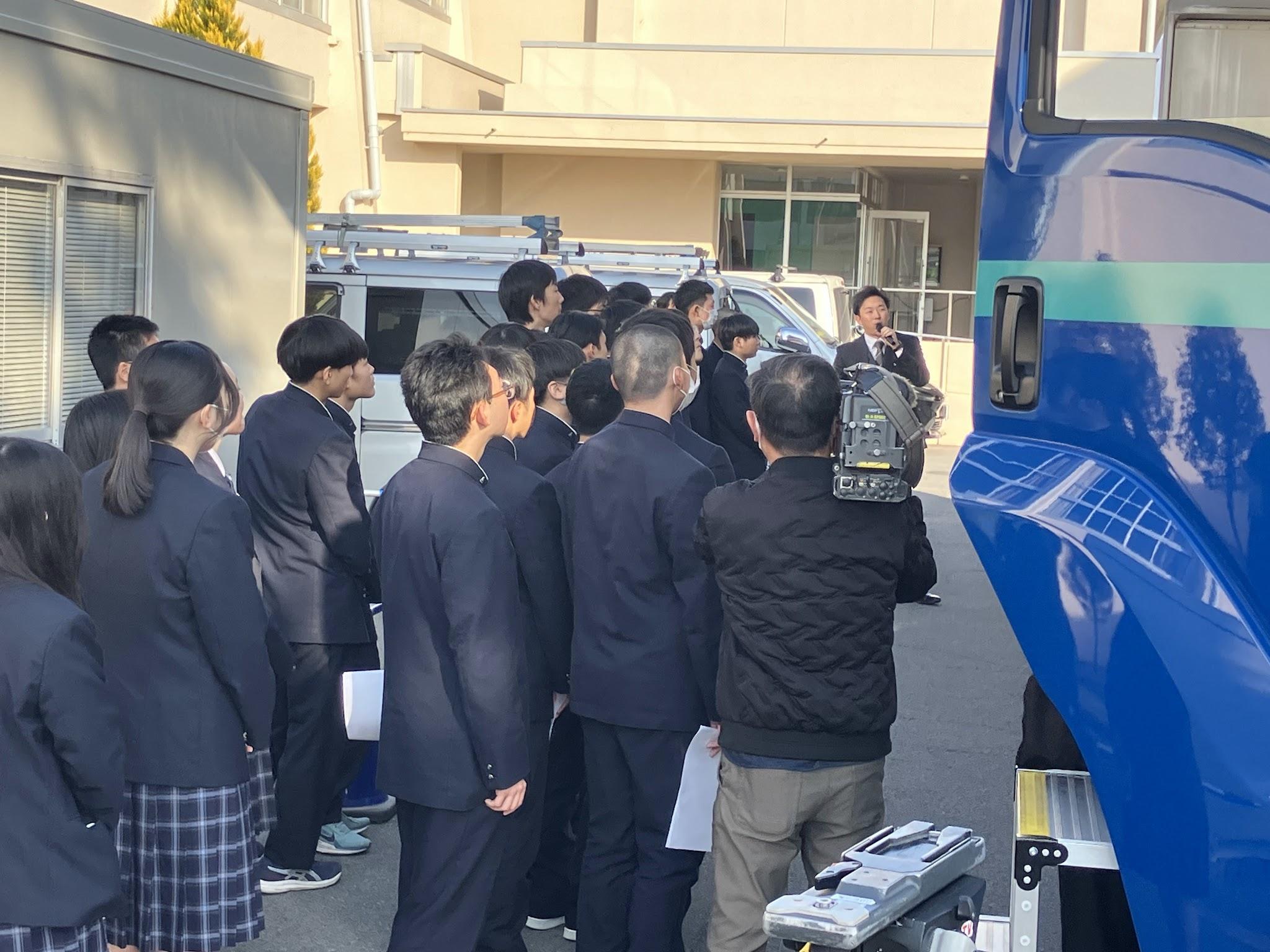 解説を聞く生徒ら