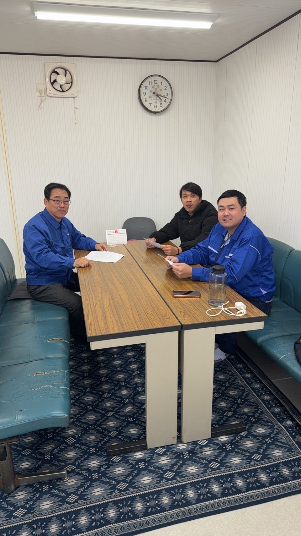 酒井社長（左端）と、来日したベトナム国籍のドライバー2人