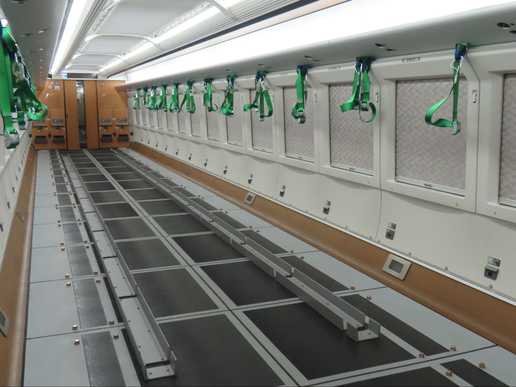 全座席を撤去し、最大積載量17・4㌧を確保