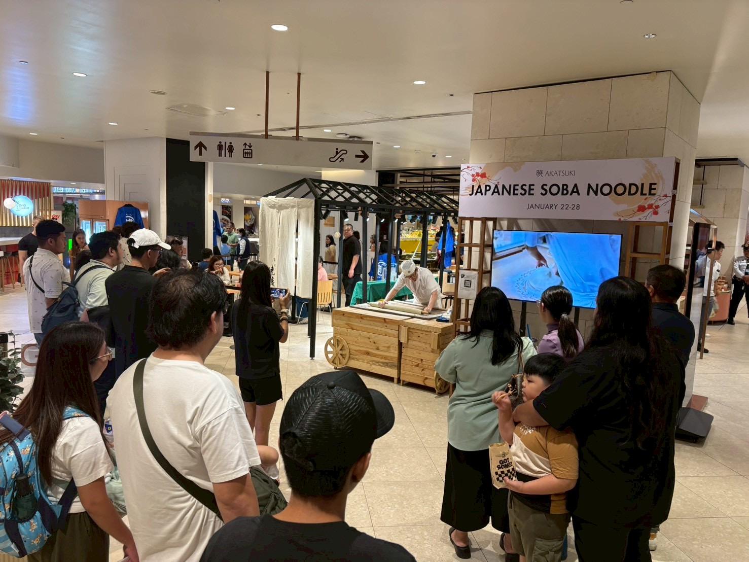 そばを提供するテストマーケティングを現地の三越BGCで実施