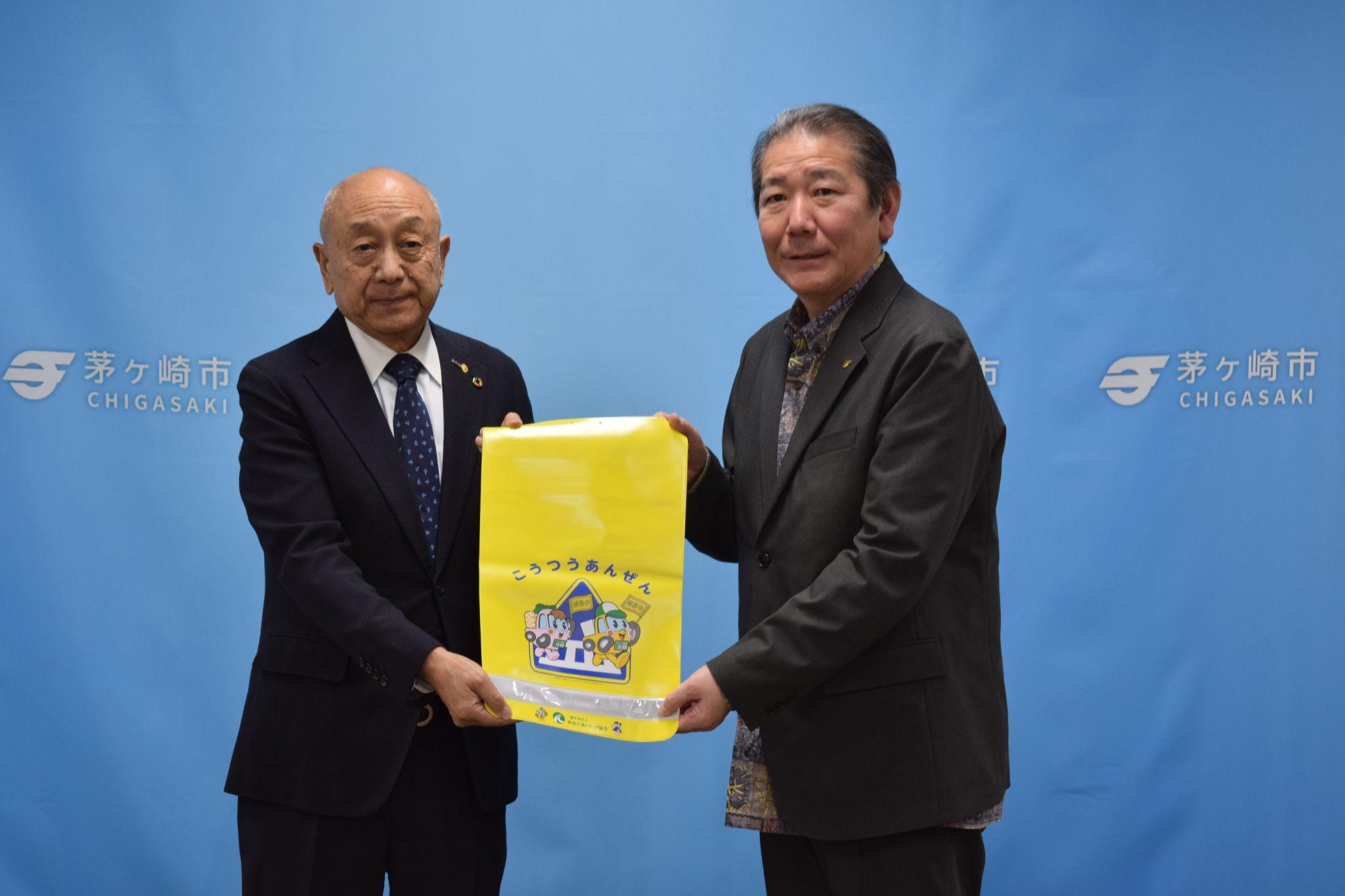 ランドセルカバーを持つ神ト協の伊藤広報委員長㊧と茅ケ崎市の佐藤市長