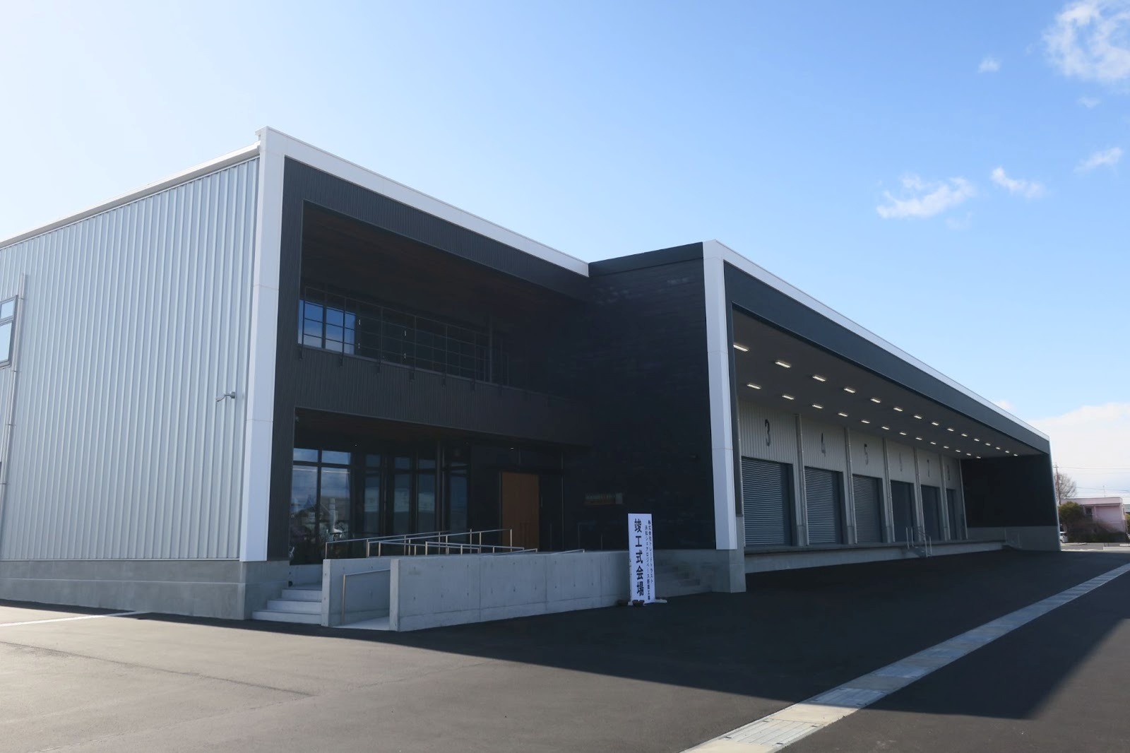 浜松ICに近く、WMSと連動する自動倉庫を設置