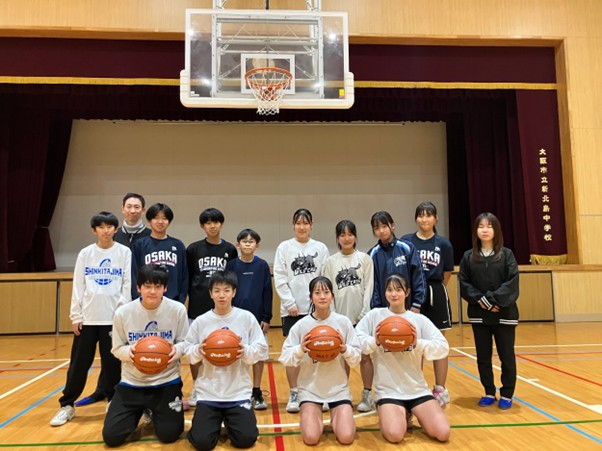 新北島中学校のバスケットボール部員ら