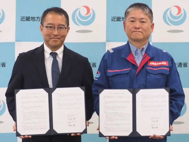 協定書を交わす堀畑会長㊧と近畿地整局の千葉センター長