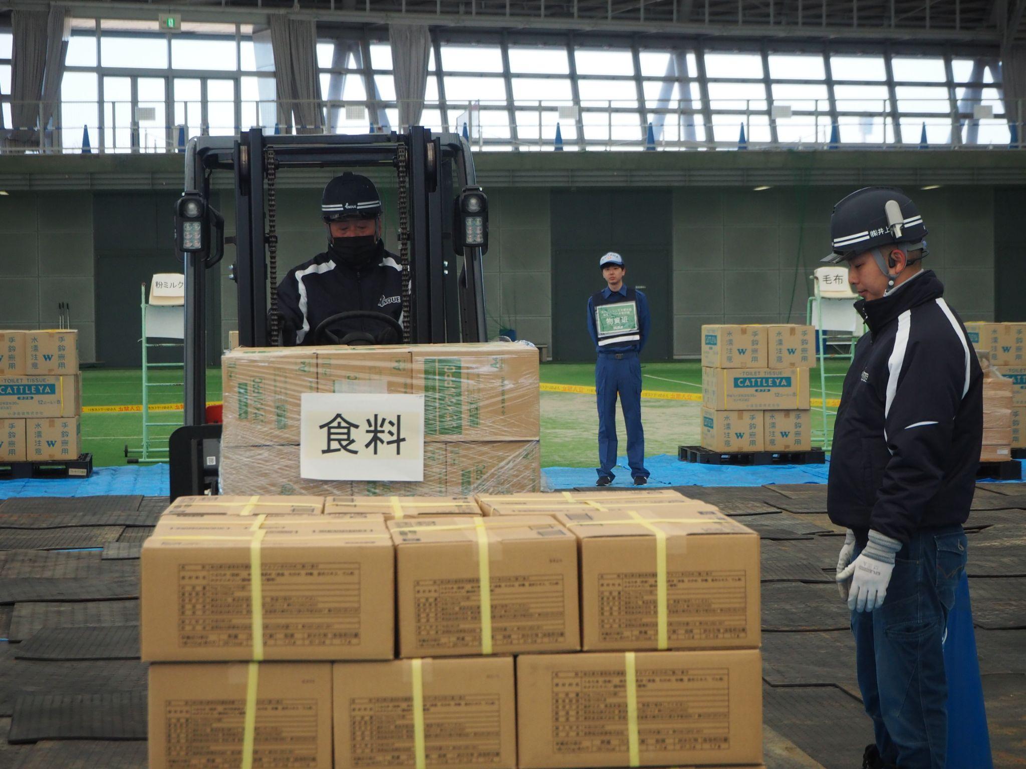 フォークリフトで物資を荷下ろし