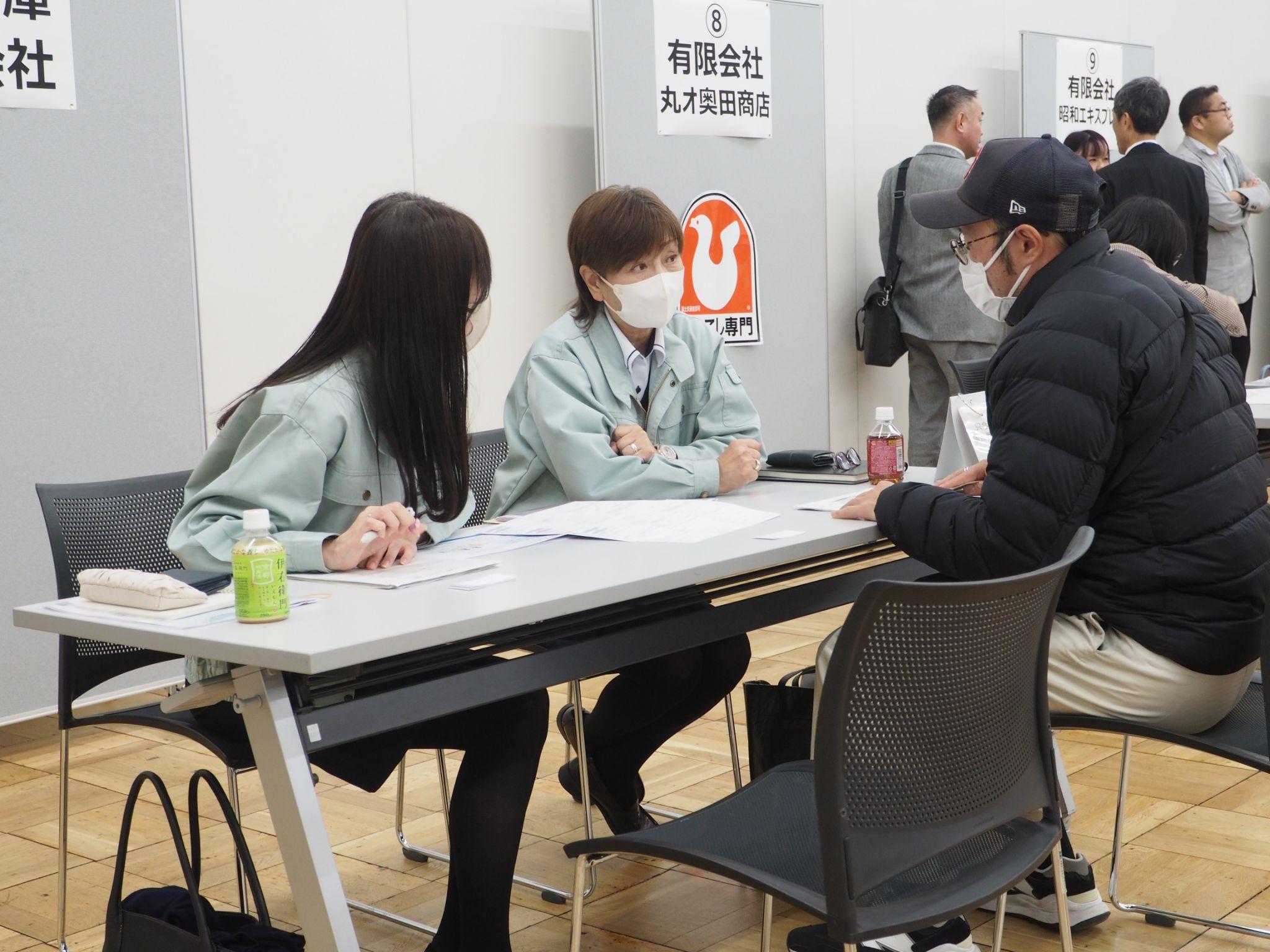 自社の魅力などについて簡単に説明するPRタイムの後、企業のブースを回って話を聞く参加者