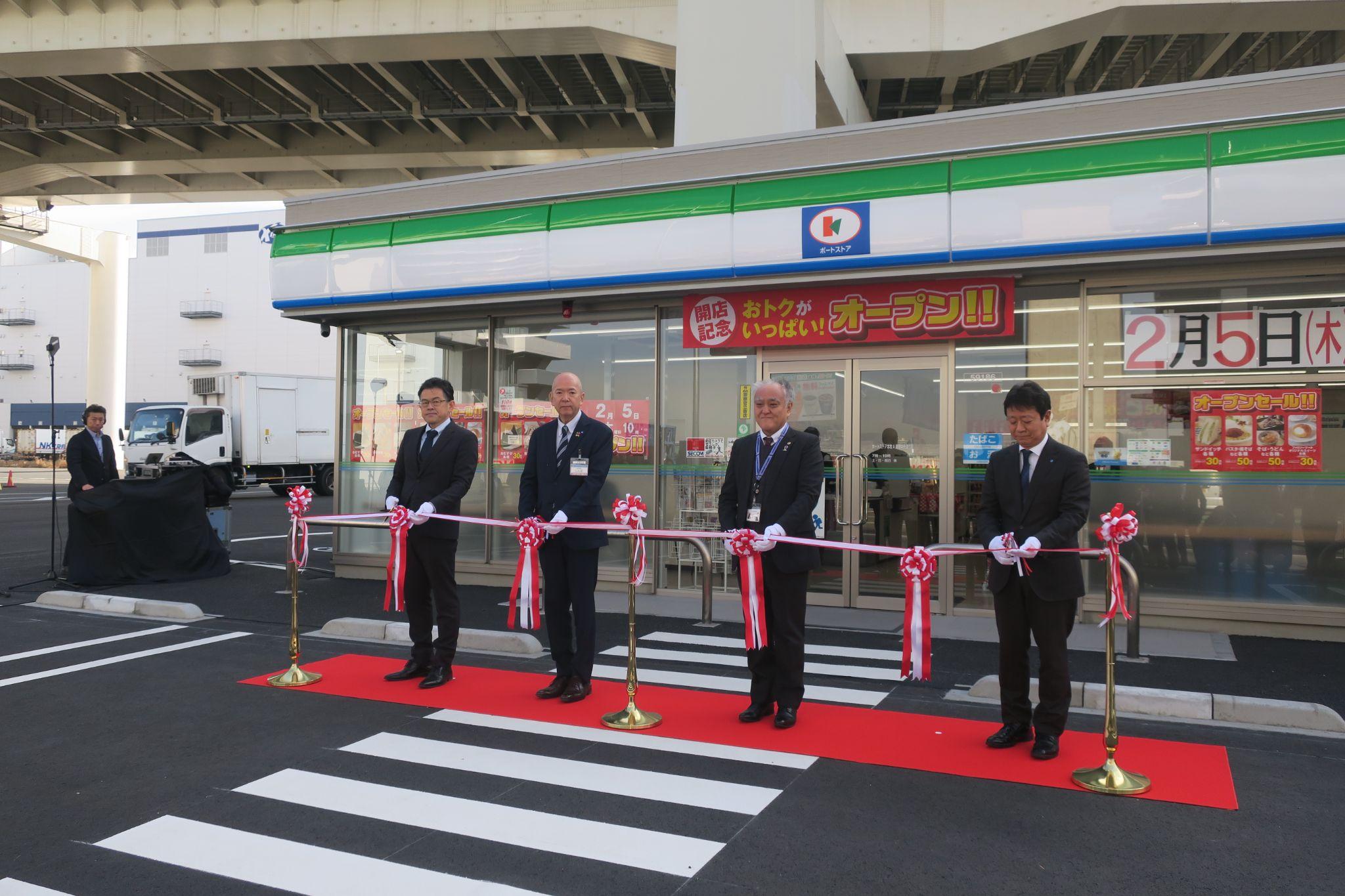 テープカットに臨む植松社長（右から2人目）、横浜市の新保港湾局長（左隣）ら