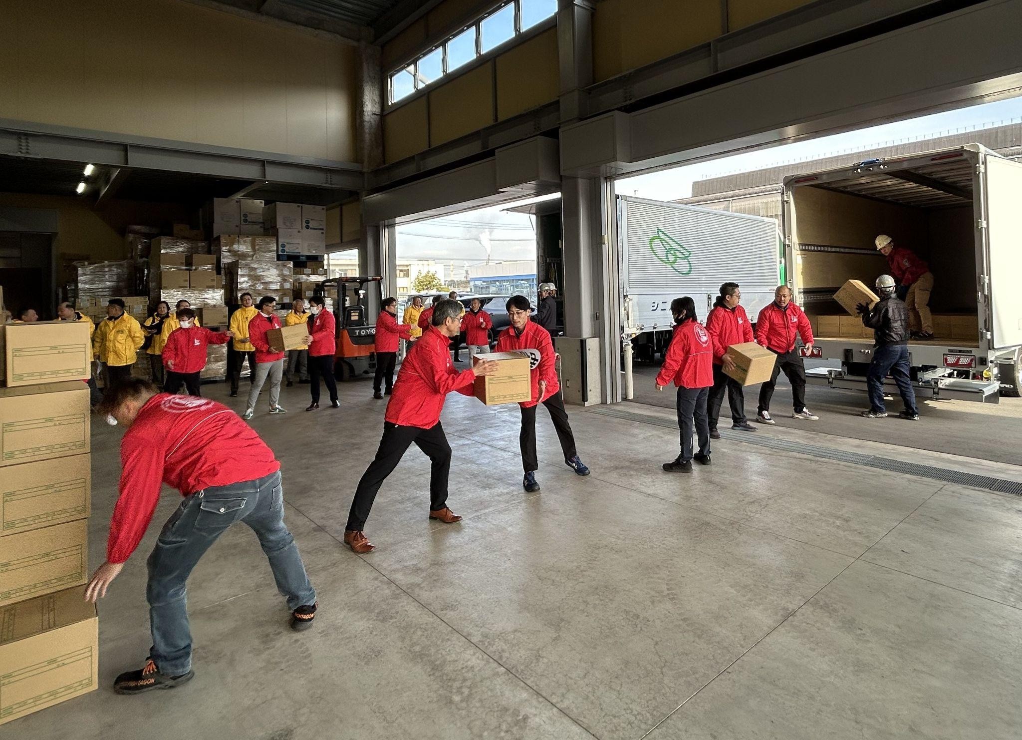 緊急救援物資をトラックに積み込む