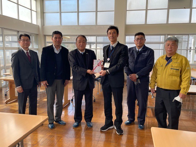 伊藤支部長（左から3人目）と役員ら