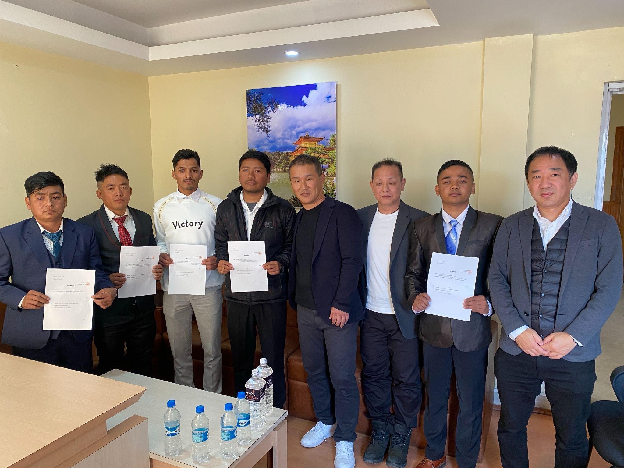 内定通知書を手にする内定者と中東社長（右から4人目）、丸中運送の管理者ら