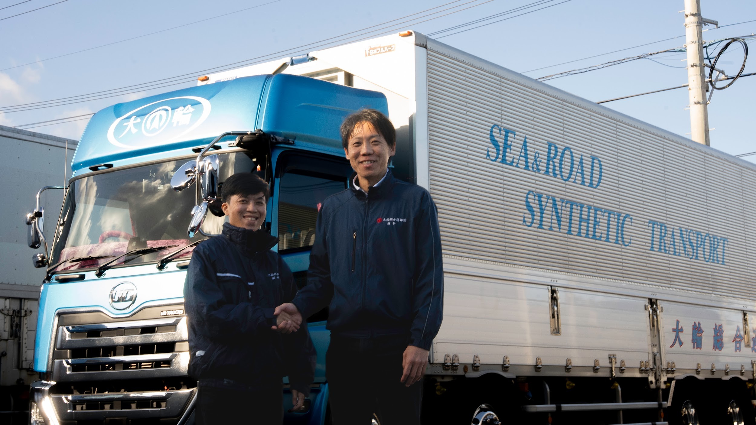 握手する森本社長㊨とリンさん