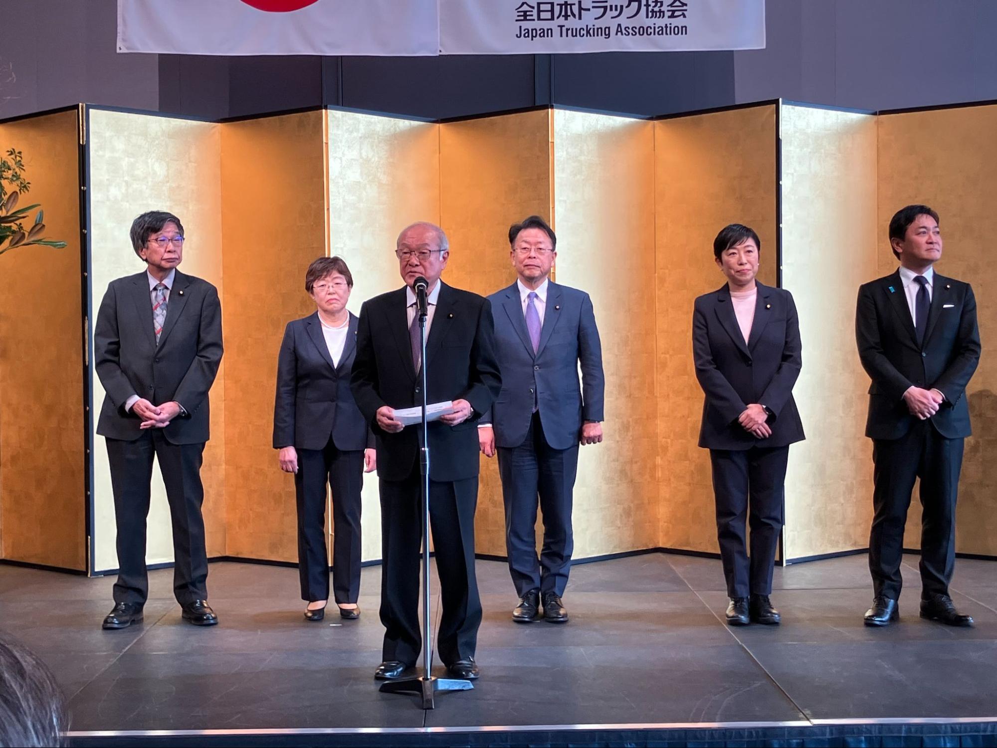 自民党の鈴木俊一幹事長（前列）をはじめ与野党6党の幹部らは交付金法改正案の早期成立を約束（全ト協賀詞交歓会）＝1月20日