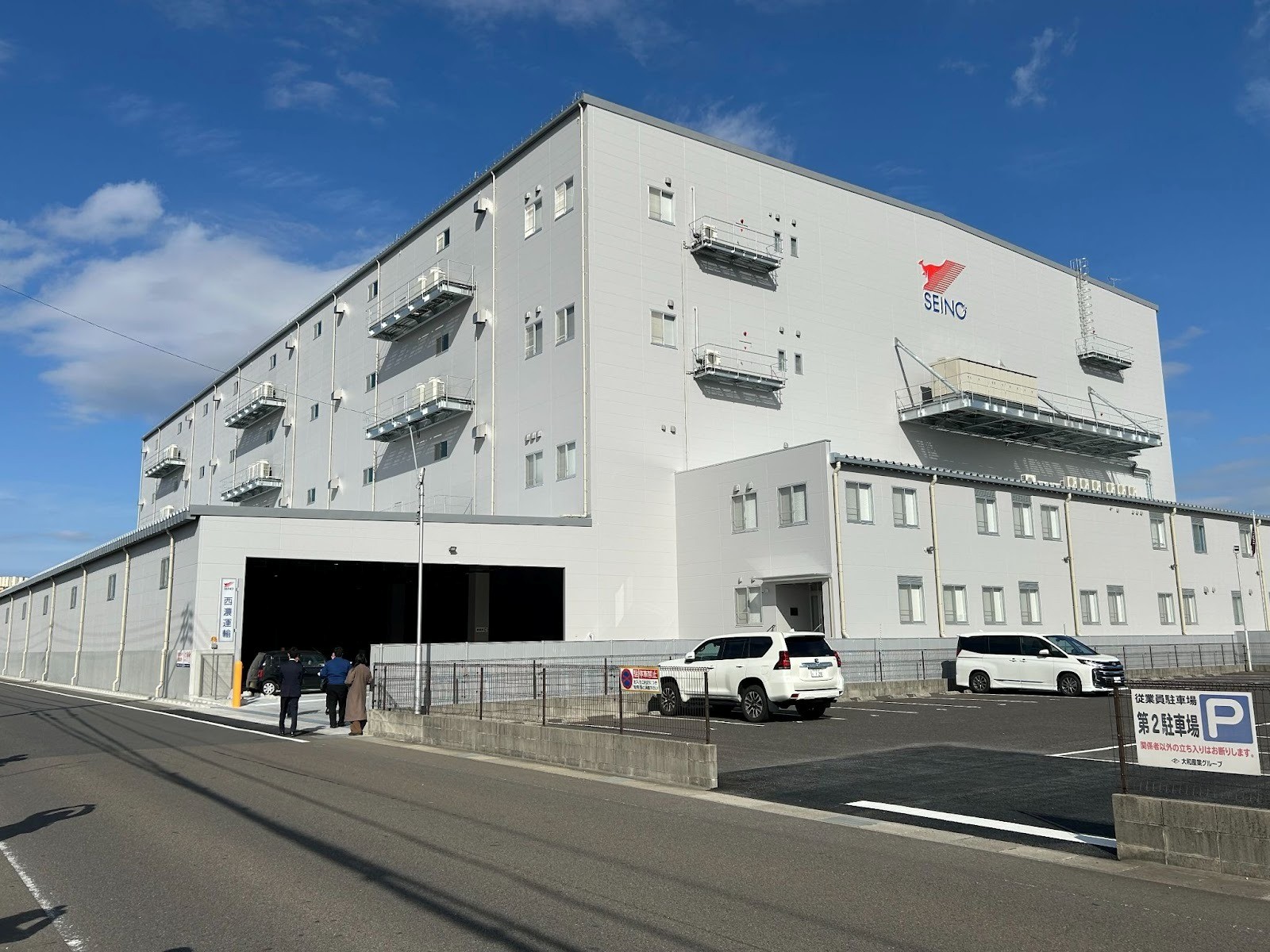 延べ床面積は2万7千平方㍍。きょうから営業を開始