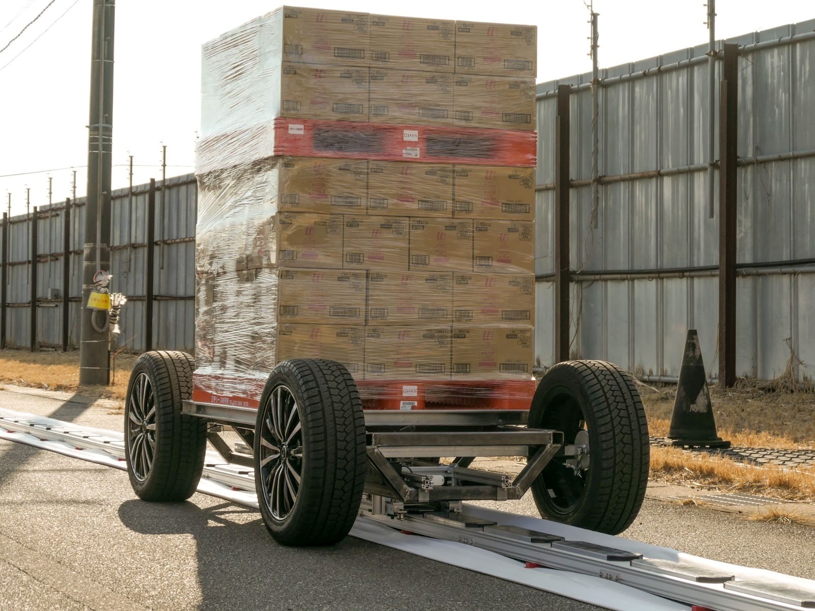 110㍍の搬送レーン上で660㌔の荷物を運ぶリニアモーター式搬送機器