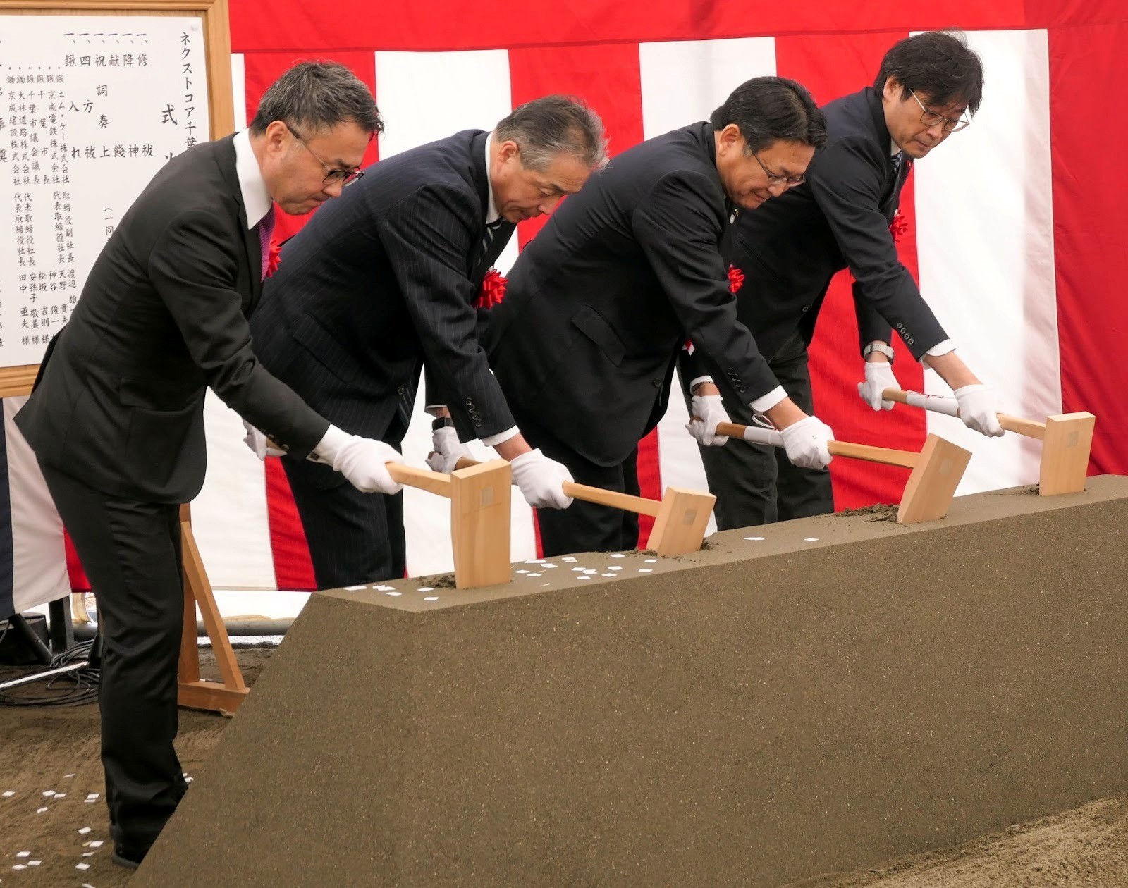 くわ入れする（左から）エム・ケーの渡辺副社長、京成電鉄の天野社長、神谷千葉市長、松坂千葉市議会議長