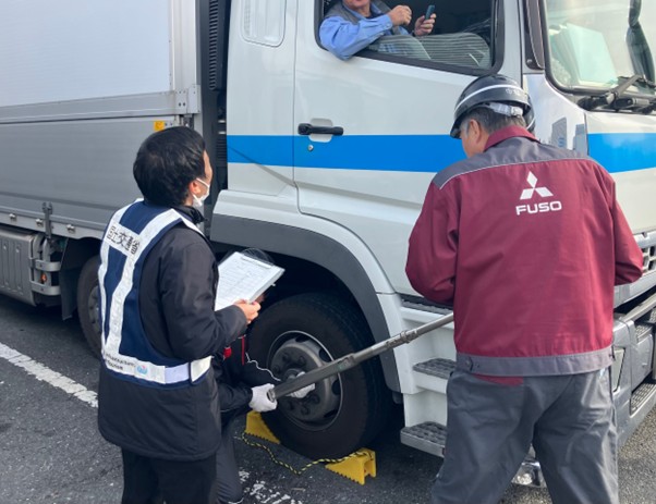 ホイールナットの締め付け状態をチェック