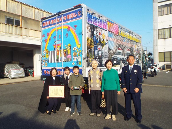 子どもが描いた交通安全啓発イラストを背面にプリント