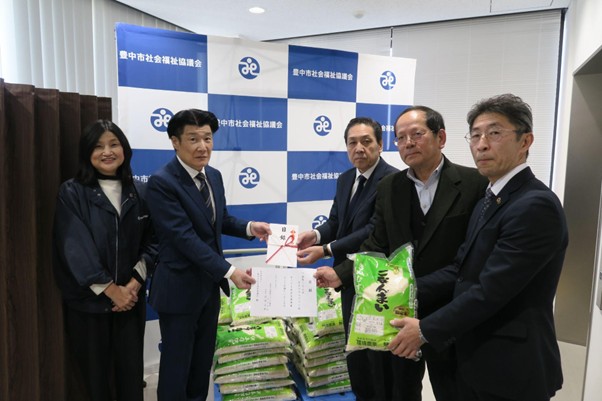 豊中市社会福祉協議会を訪問する北摂輸協の阪本会長（右から3人目）と河北支部の稲野副支部長（右隣）