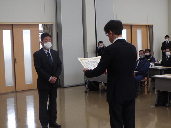 各賞の代表者に表彰状を手渡す塚本会長㊨