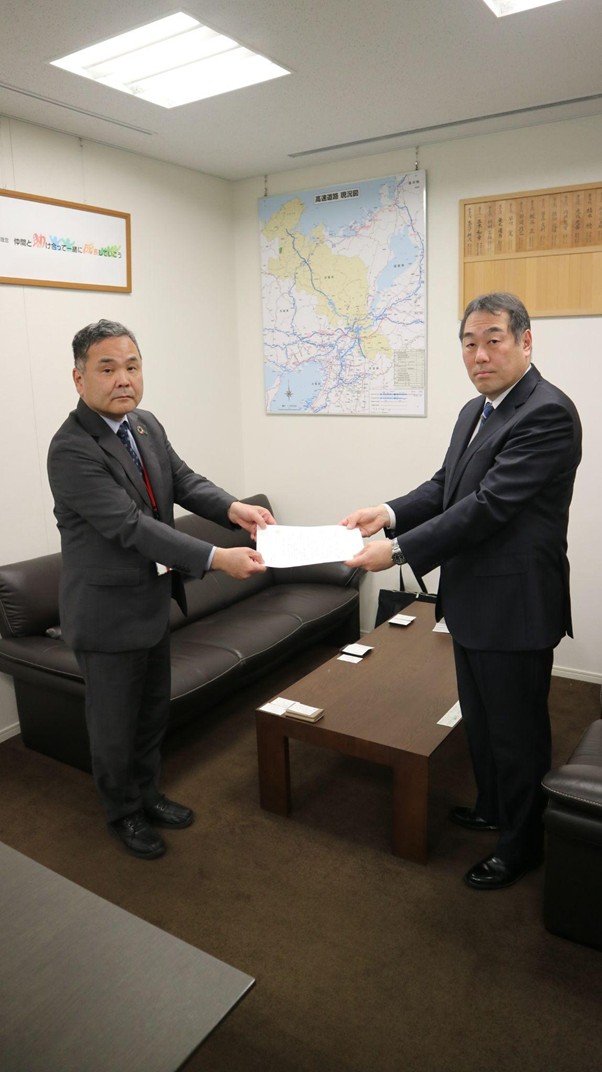 要望書を手にする行本常務㊧と奥野雅義交通部長