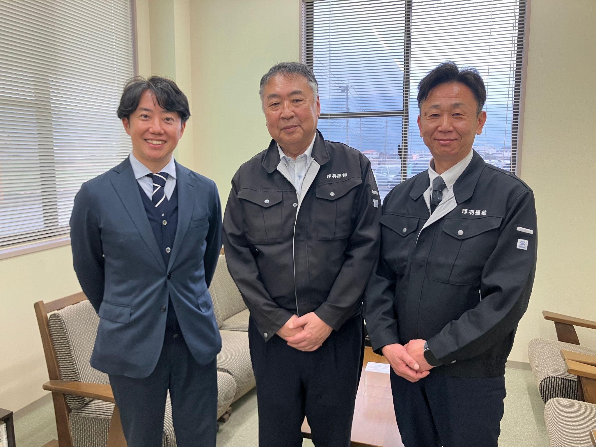 （左から）石川社長、稲富浮羽運輸社長、谷口大川営業所所長が浮羽運輸の社長、顧問、専務にそれぞれ就任