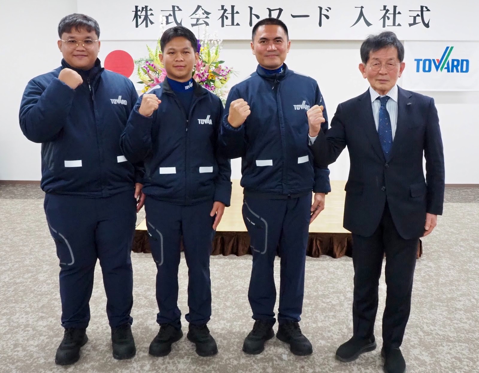 （左から）ピサヌ氏、アピシット氏、チャチャワン氏と友田社長