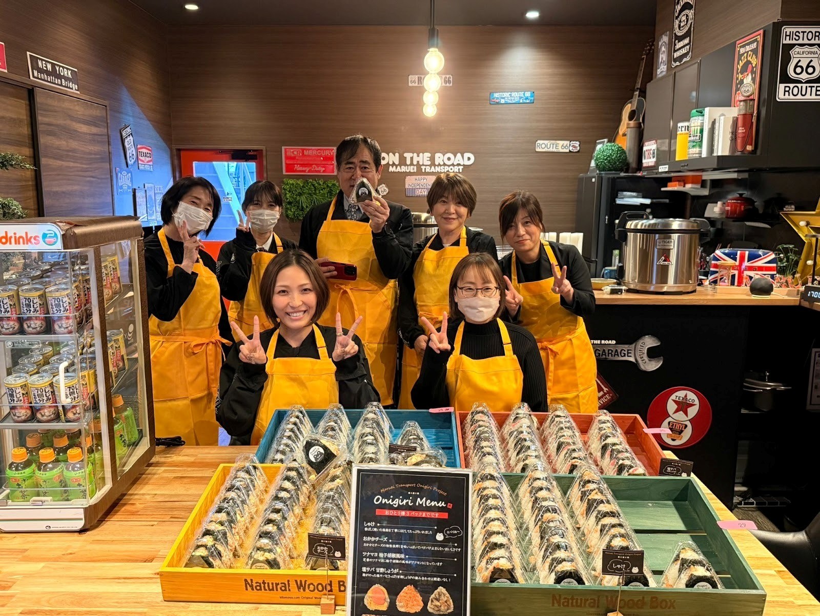 澤田社長（後列中央）と調理を担当するスタッフ