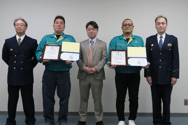 表彰された重宮氏（右から2人目）、高田氏（左から2人目）と森山社長（中央）