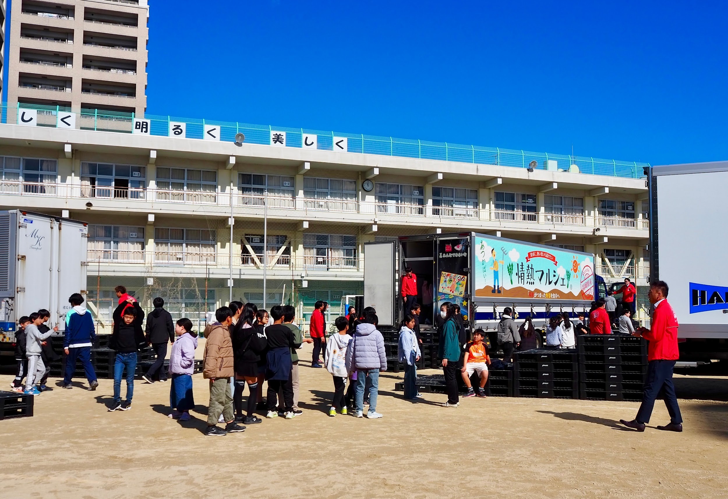 冷凍車やウイング車など車両の特性を学ぶ児童