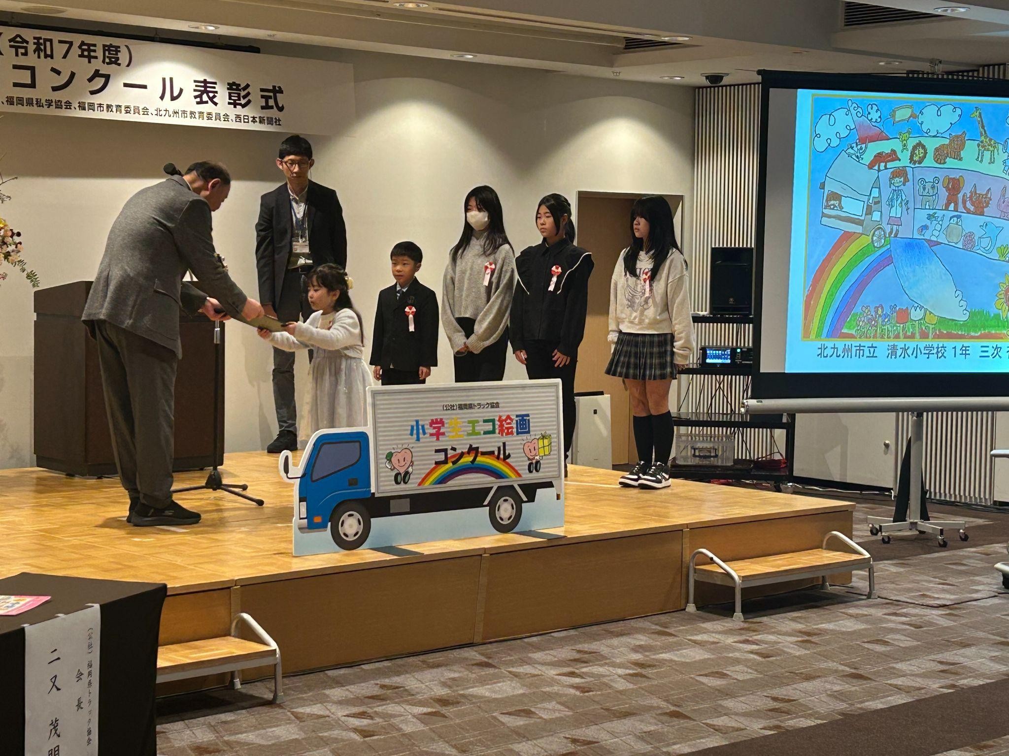 最優秀賞の受賞者を表彰する二又会長