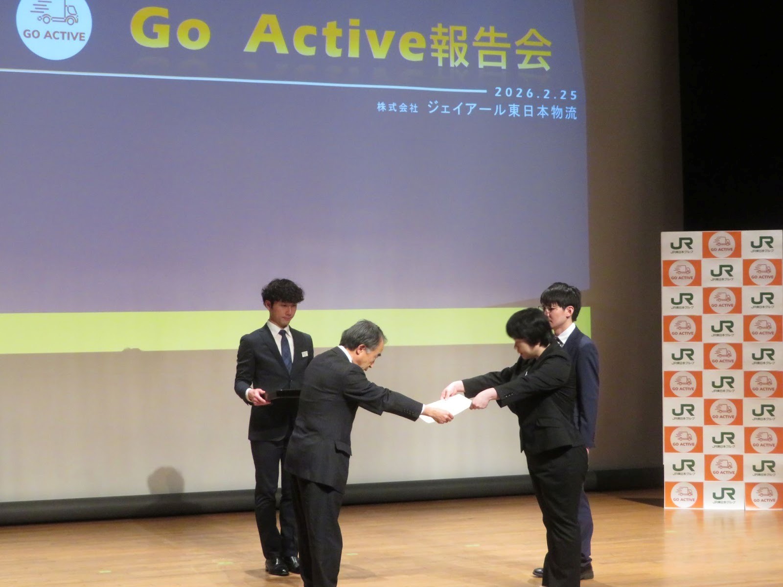 最優秀賞チームに賞状を渡す野口社長㊧