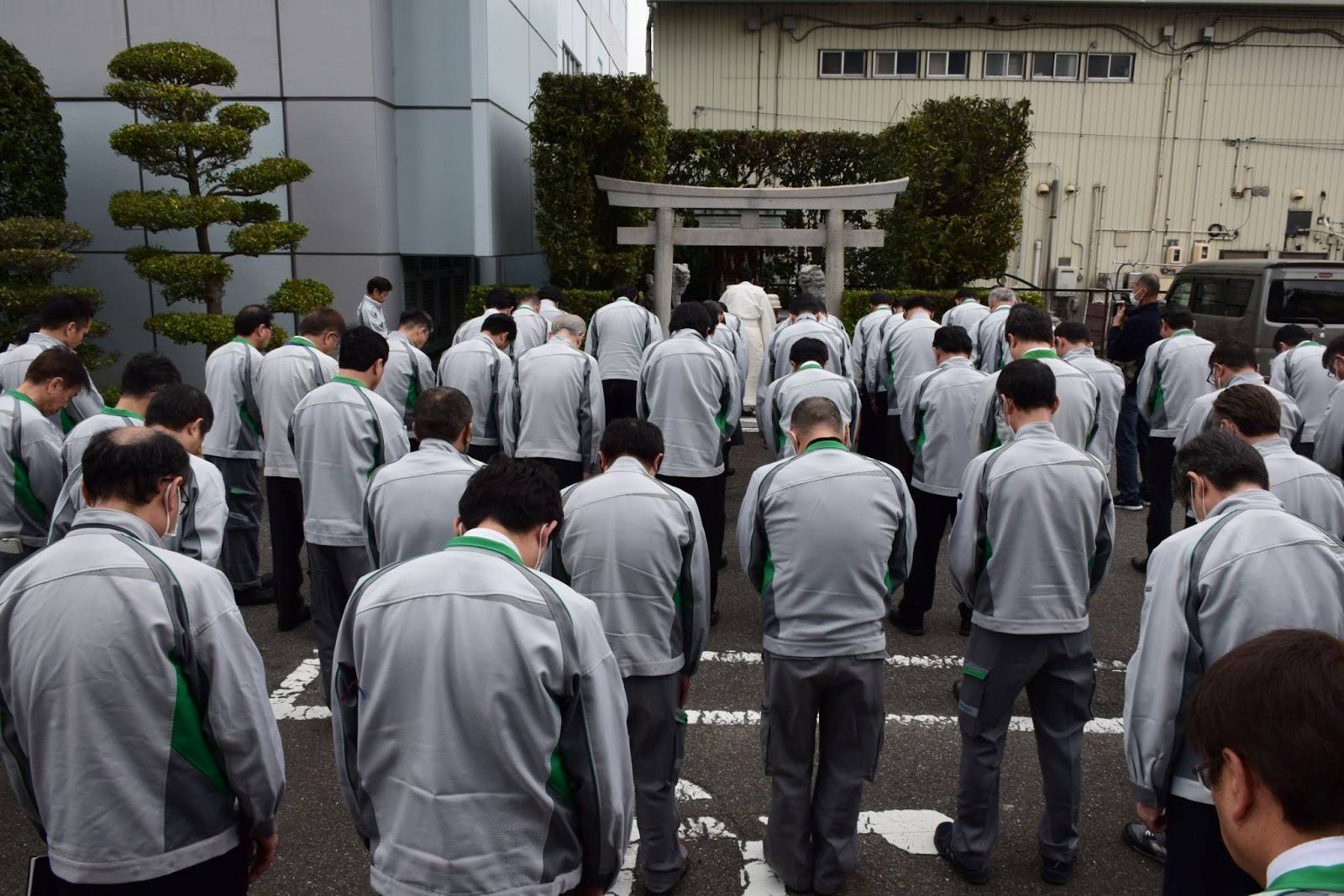 敷地内の正福田神社で創業祭に臨む管理者ら