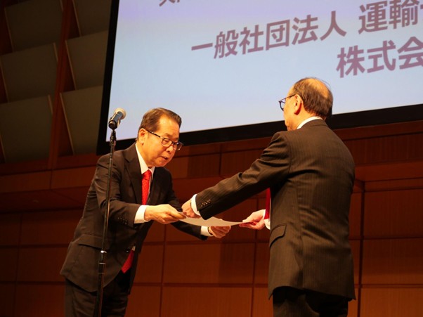 森理事長㊧から表彰状を受け取る入賞者