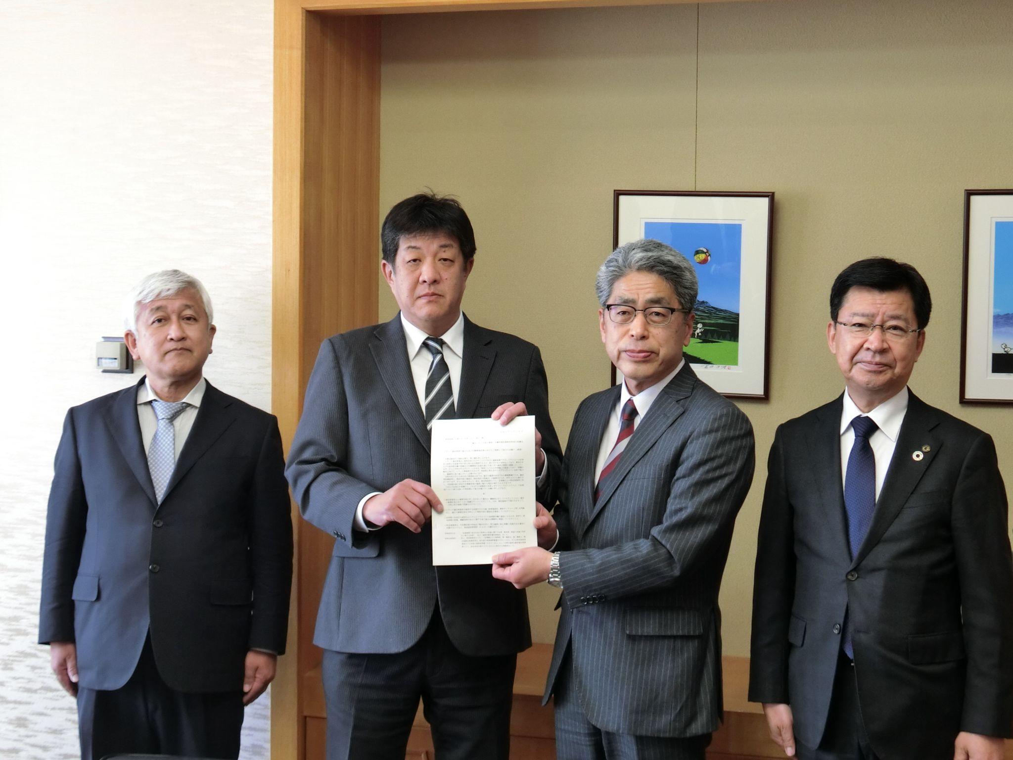 （左から）群労局の上野康博局長、群運支局の堀越千秋支局長、群馬商工連の浦部賢徳専務、群ト協の神戸勇専務