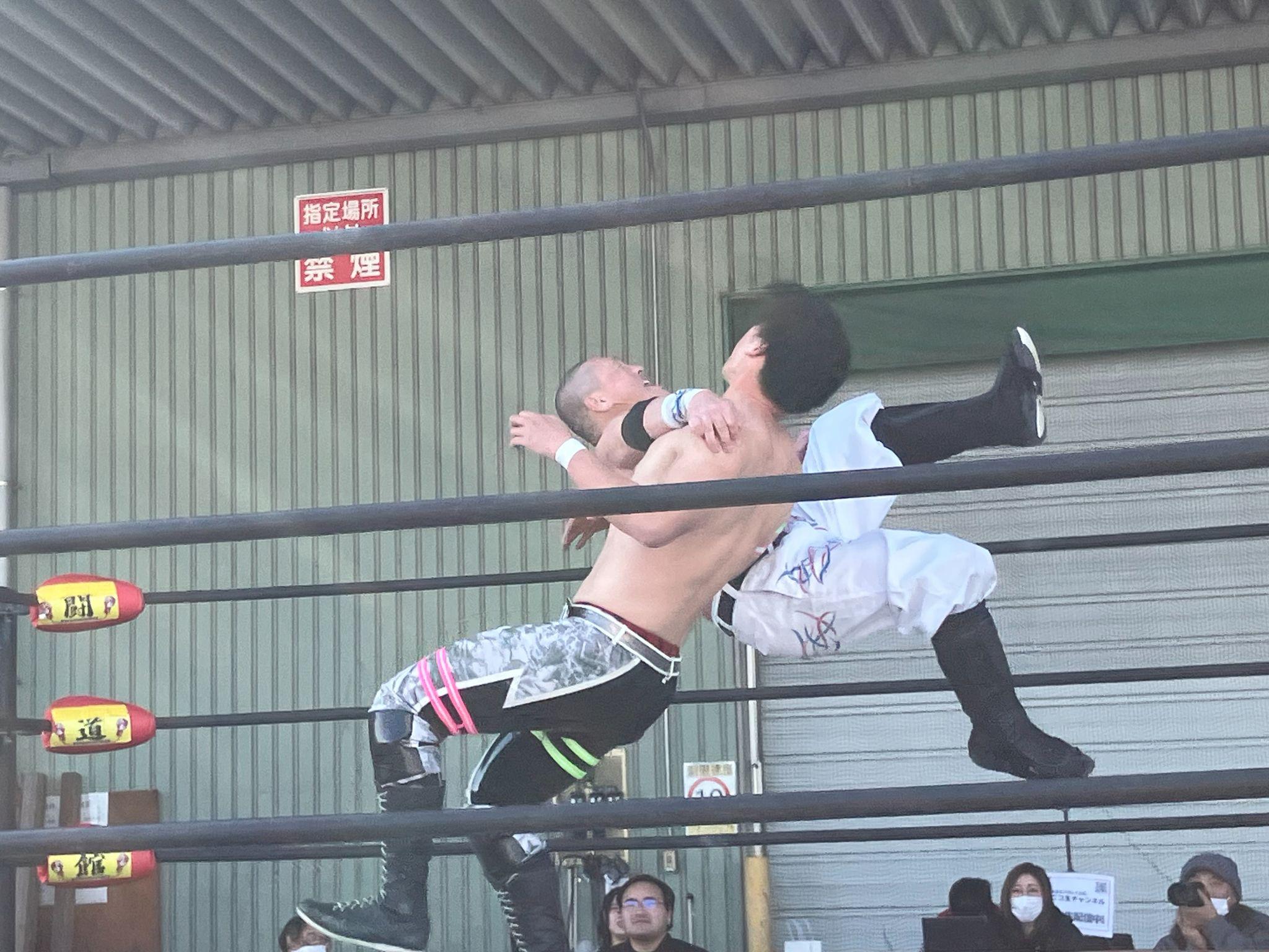 シングルマッチでダイナミックに技を仕掛ける星野選手（奥）