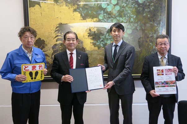 感謝状を手に栗尾会長（左から2人目）と八十高槻副市長（右隣）ら