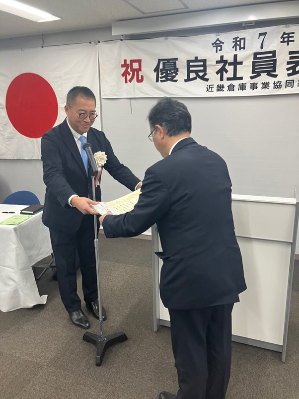 受賞者に表彰状を手渡す堀畑会長㊧