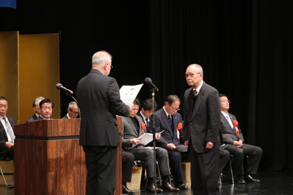 代表で表彰状を受け取る大ト協の北岡理事㊨