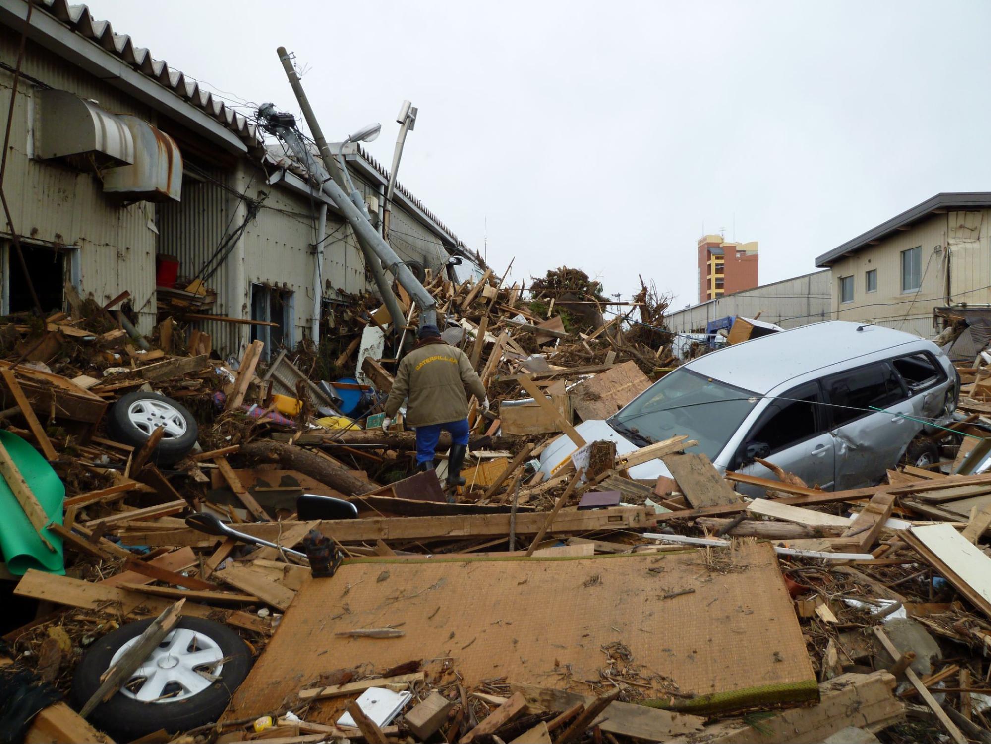 大量の災害がれきが押し寄せる（11年3月13日）