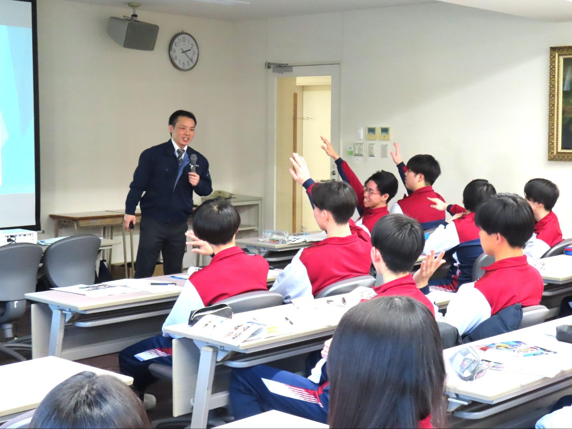 「運転者をやってみたい人」との朝生部会長の問いに挙手する生徒ら