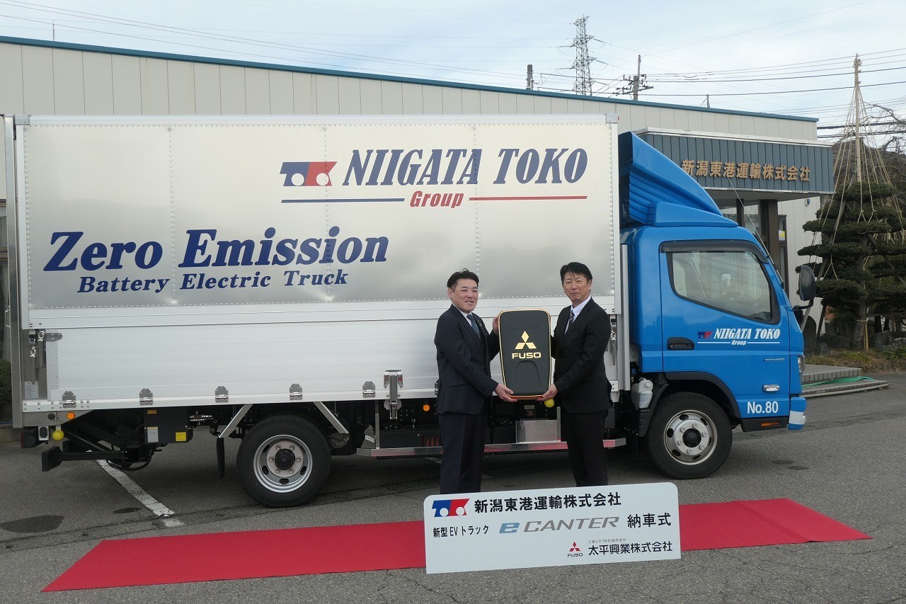 レプリカキーを手にする森山社長㊧と太平興業の神田新潟支店長