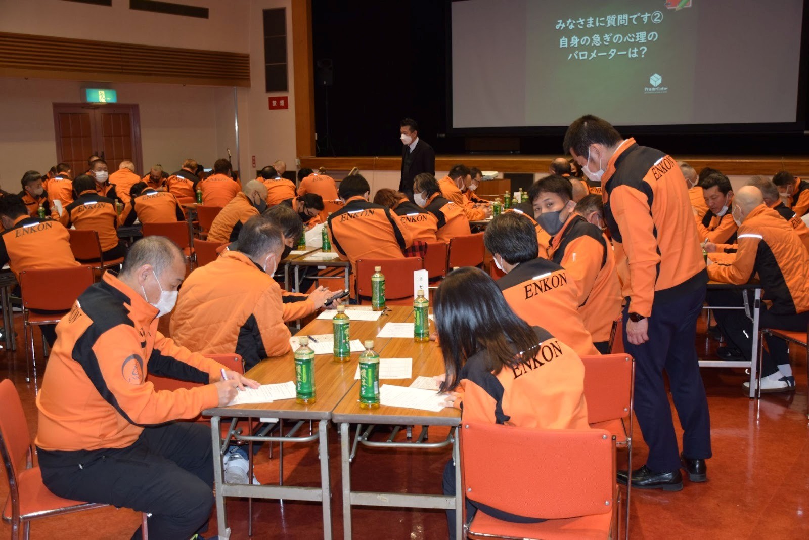 運転中に覚える感情や対処法を話し合う参加者