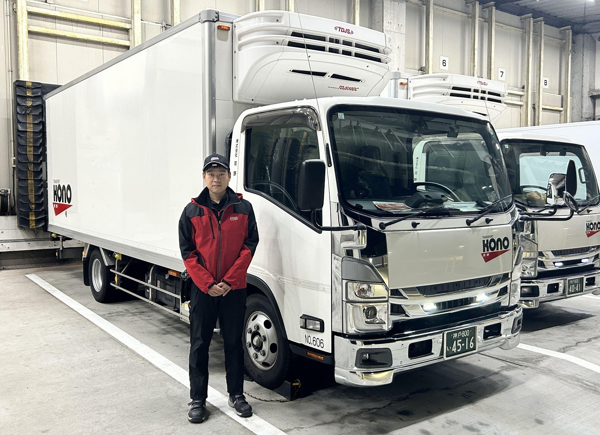 車両の前でドライバーの任氏